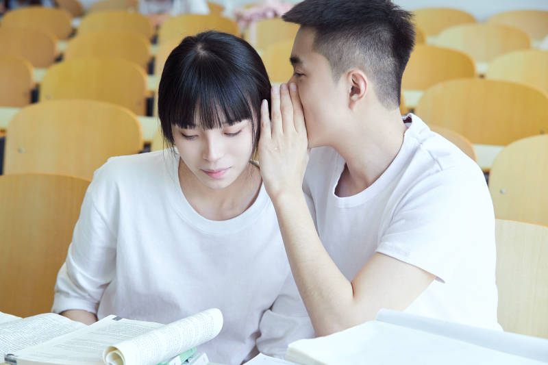 自习室努力看书学习备战考试的大学生