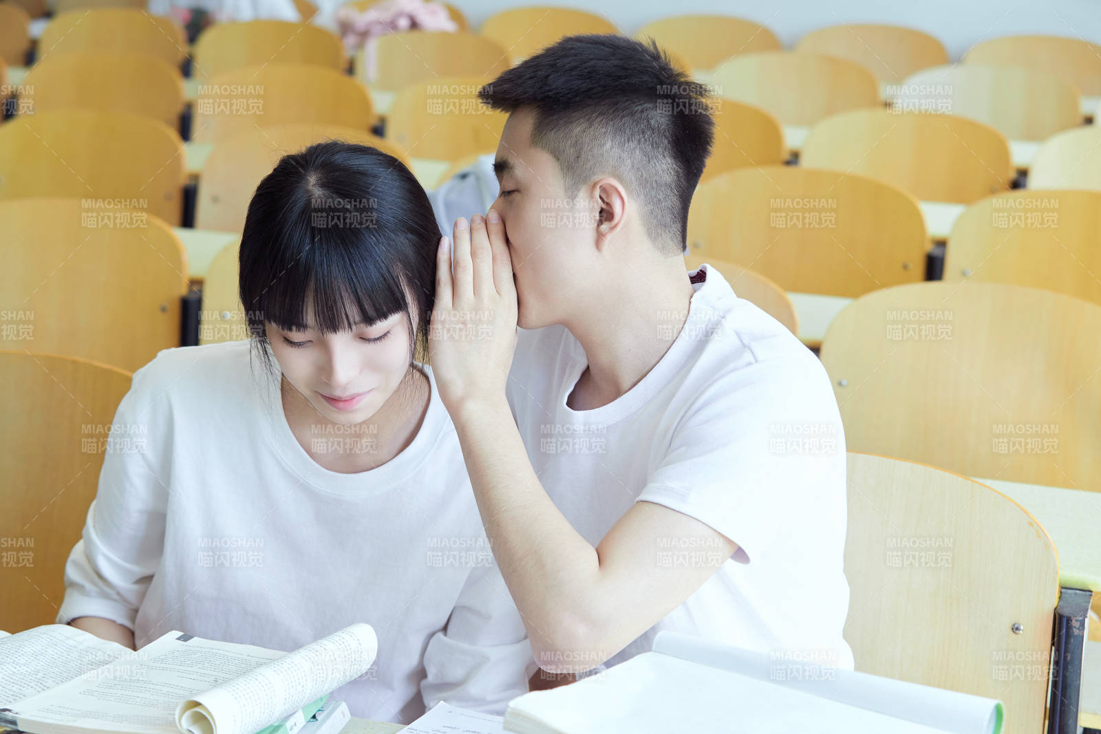 自习室努力看书学习备战考试的大学生