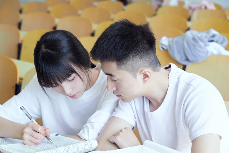 自习室努力看书学习备战考试的大学生