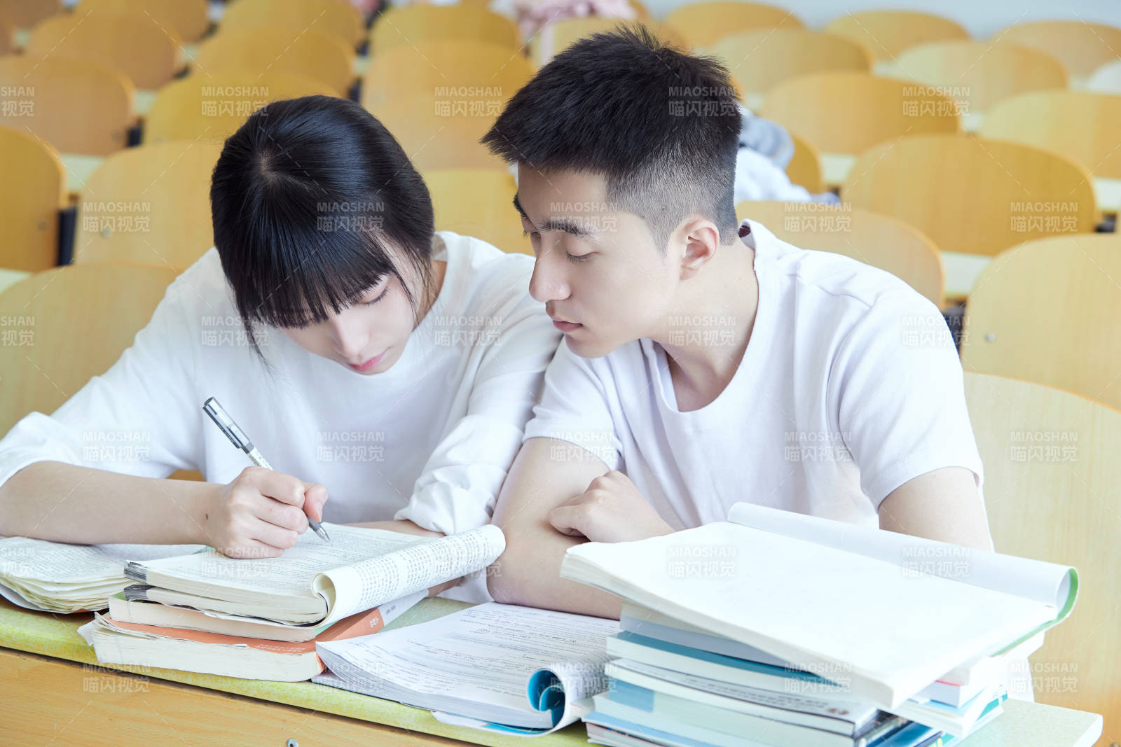 自习室努力看书学习备战考试的大学生