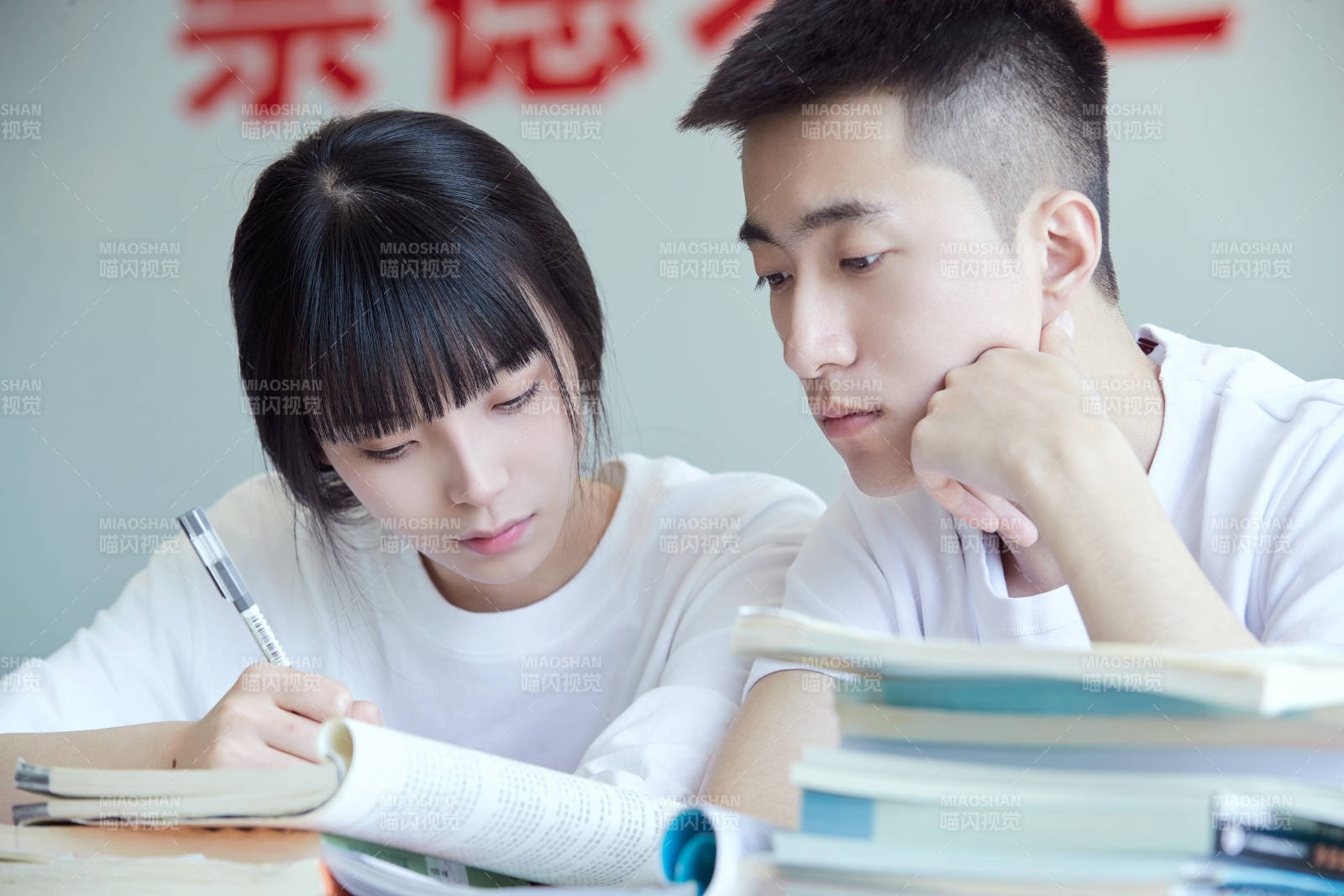 自习室努力看书学习备战考试的大学生