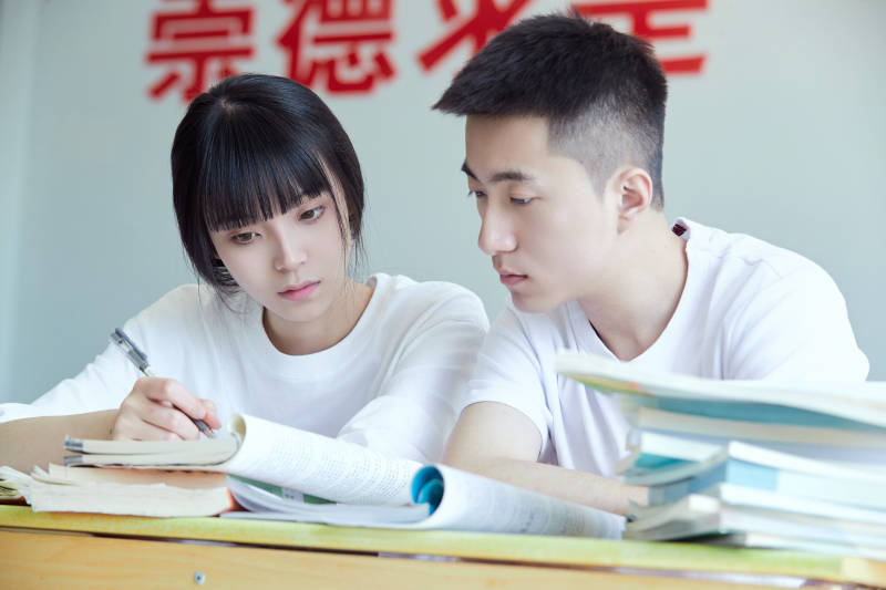 自习室努力看书学习备战考试的大学生