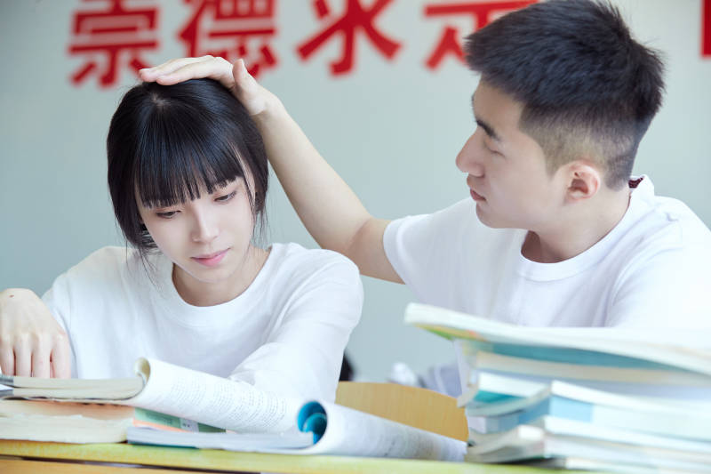 自习室努力看书学习备战考试的大学生