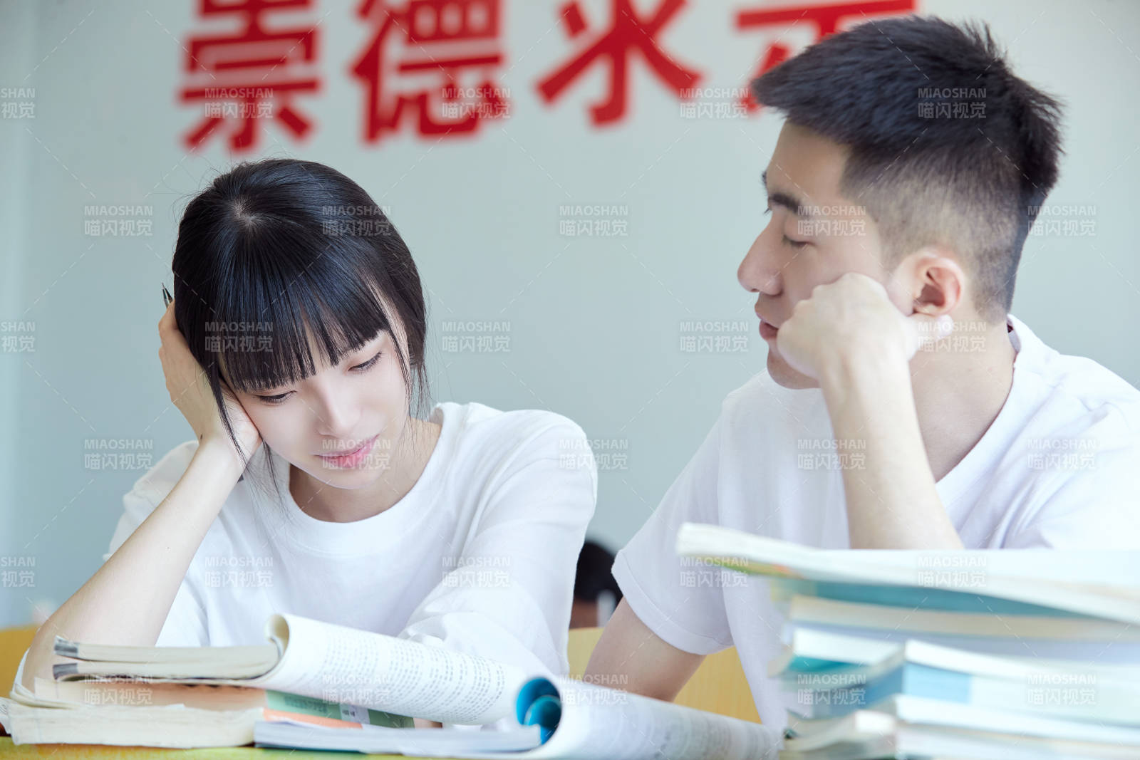 大学自习室相互依偎的青年情侣