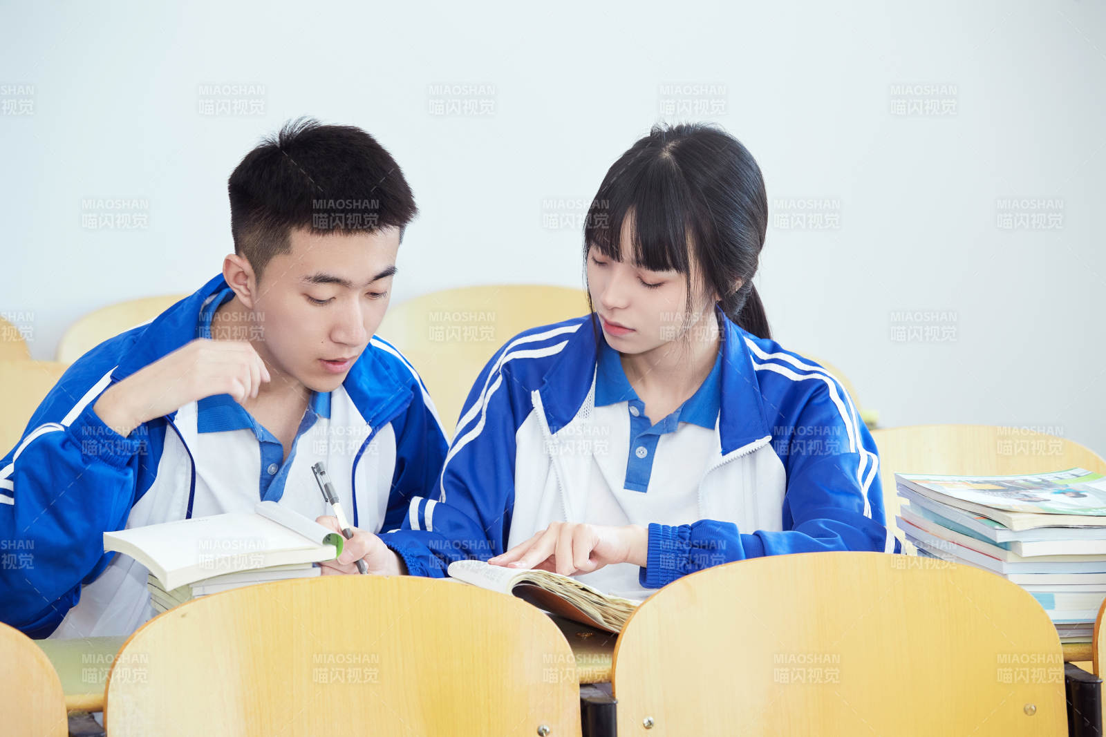 教室里努力看书学习备战高考的高中生