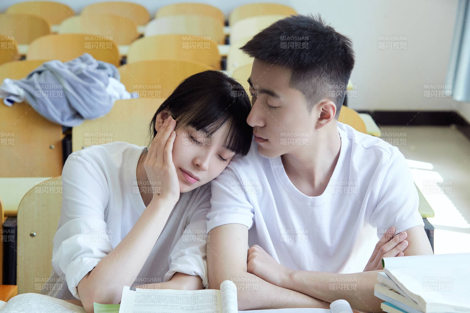 大学自习室相互依偎的青年情侣