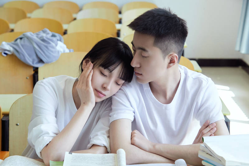 大學(xué)自習(xí)室相互依偎的青年情侶