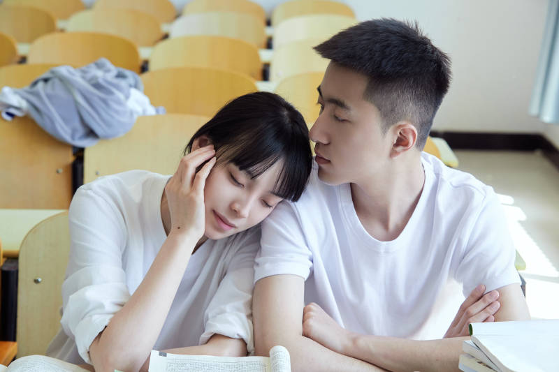 大学自习室相互依偎的青年情侣