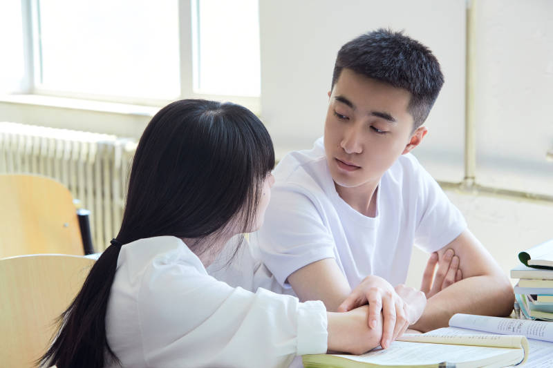 大學(xué)自習(xí)室相互依偎的青年情侶