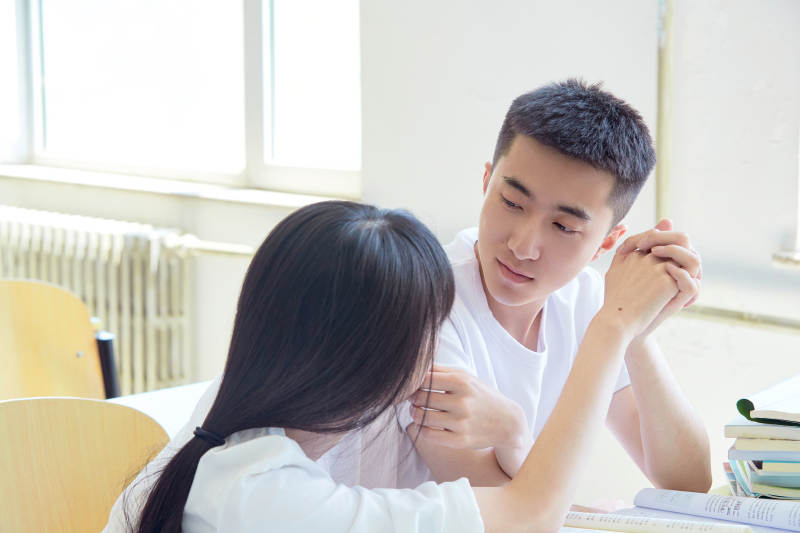 大學(xué)自習(xí)室相互依偎的青年情侶