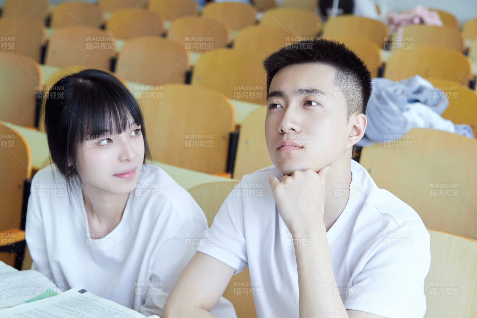 大学自习室相互依偎的青年情侣