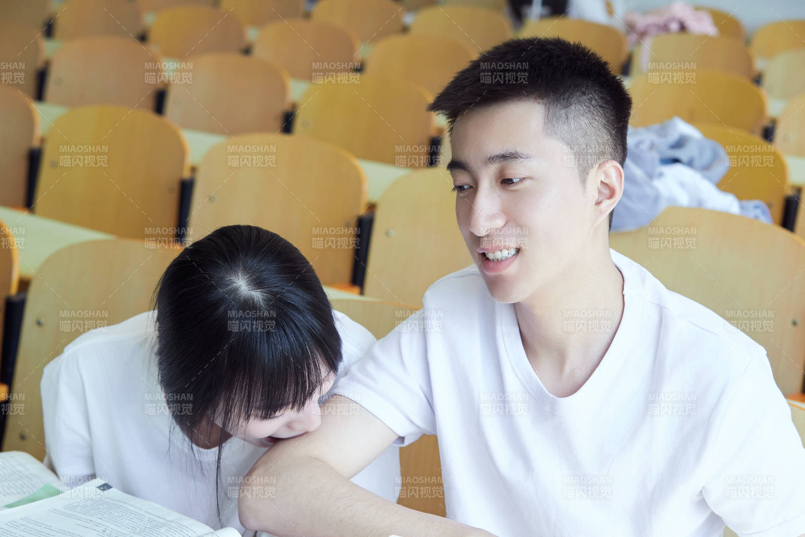 大学自习室相互依偎的青年情侣