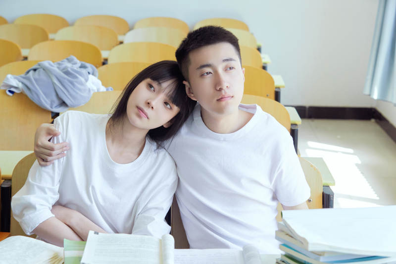 大學(xué)自習(xí)室相互依偎的青年情侶