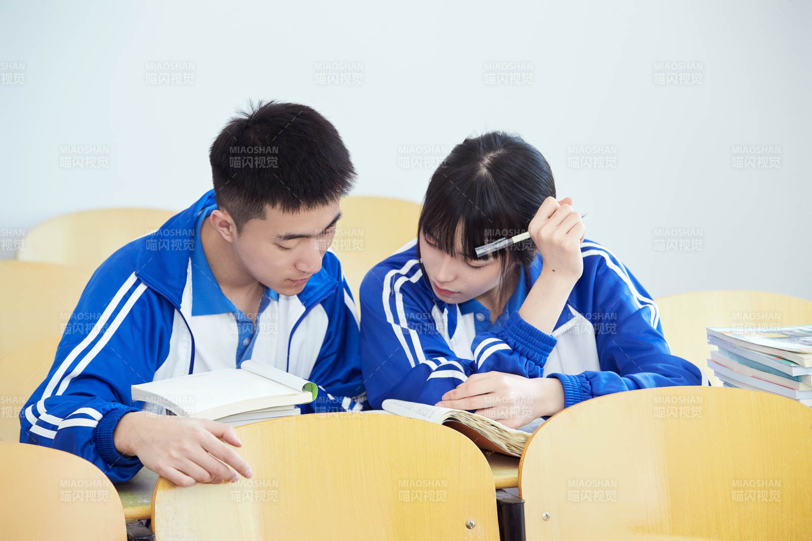 教室里努力看书学习备战高考的高中生