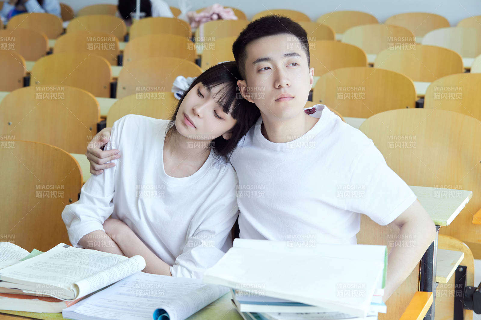 大学自习室相互依偎的青年情侣