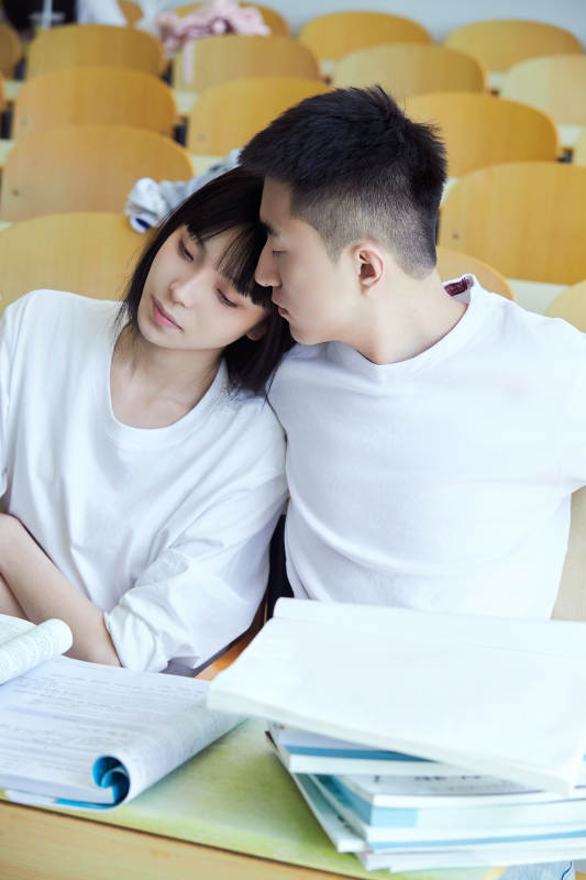 教室里努力看书学习备战高考的学生