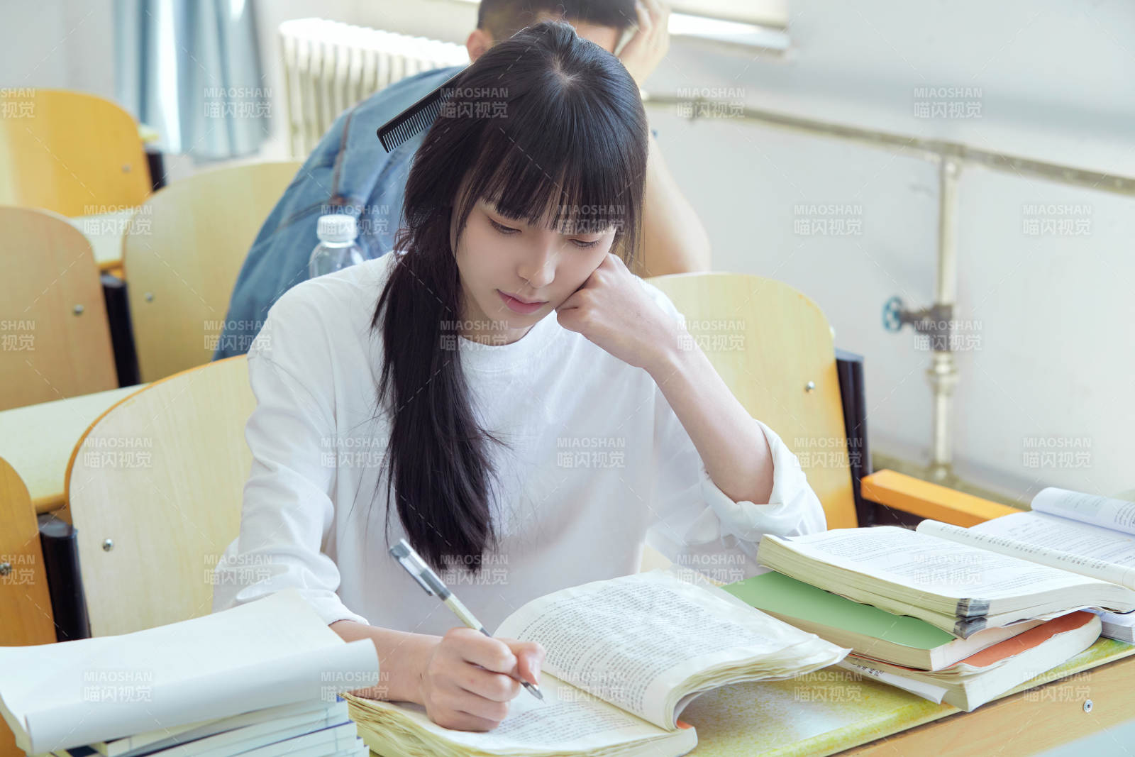 教室里努力看書學(xué)習(xí)備戰(zhàn)高考的學(xué)生