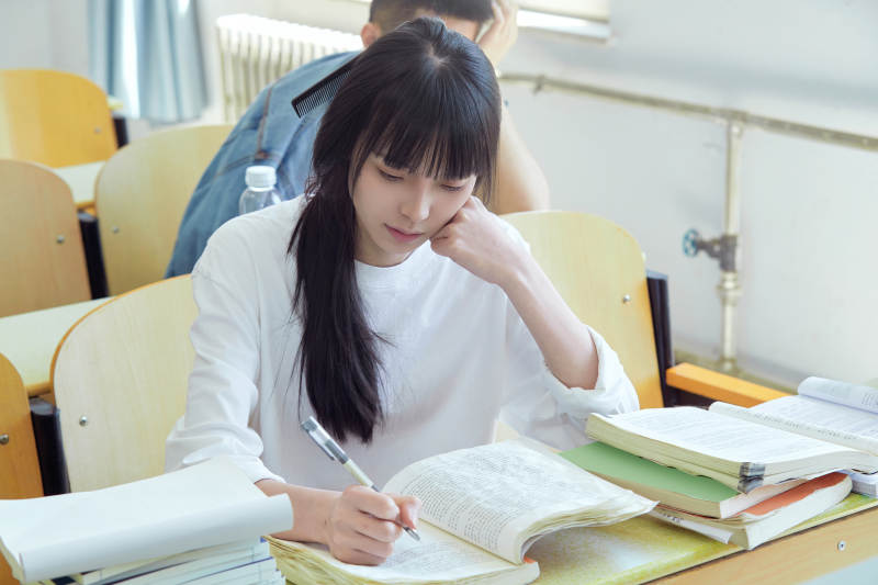 教室里努力看书学习备战高考的学生