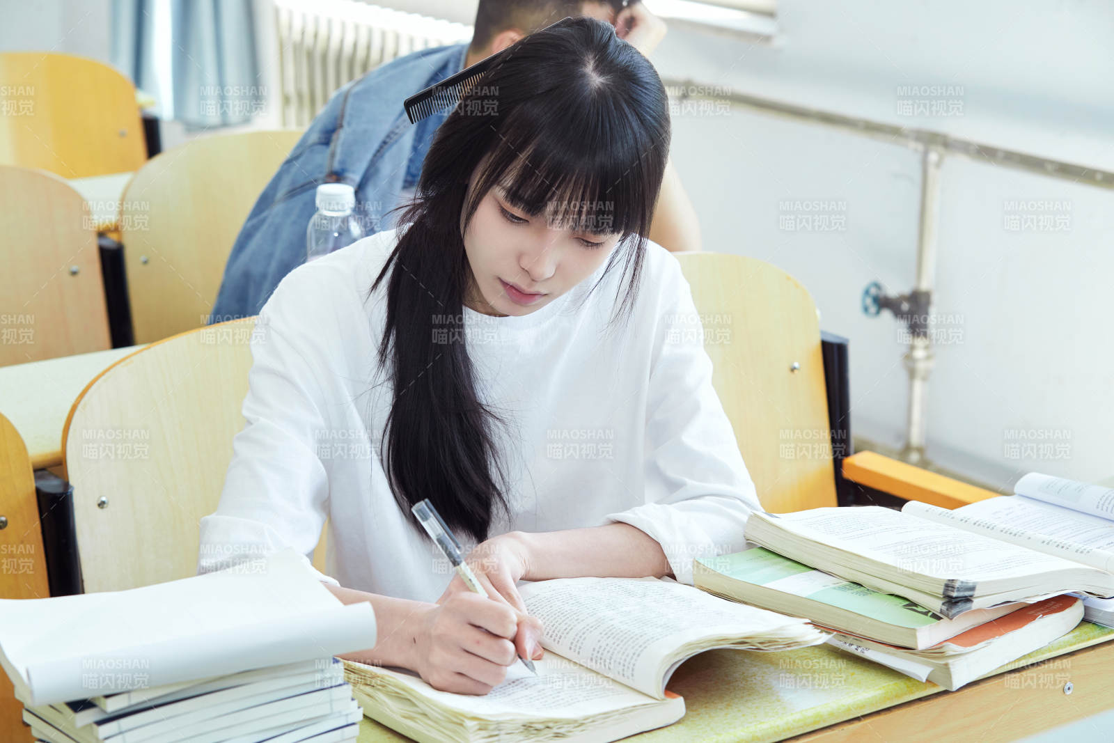 教室里努力看书学习备战高考的学生