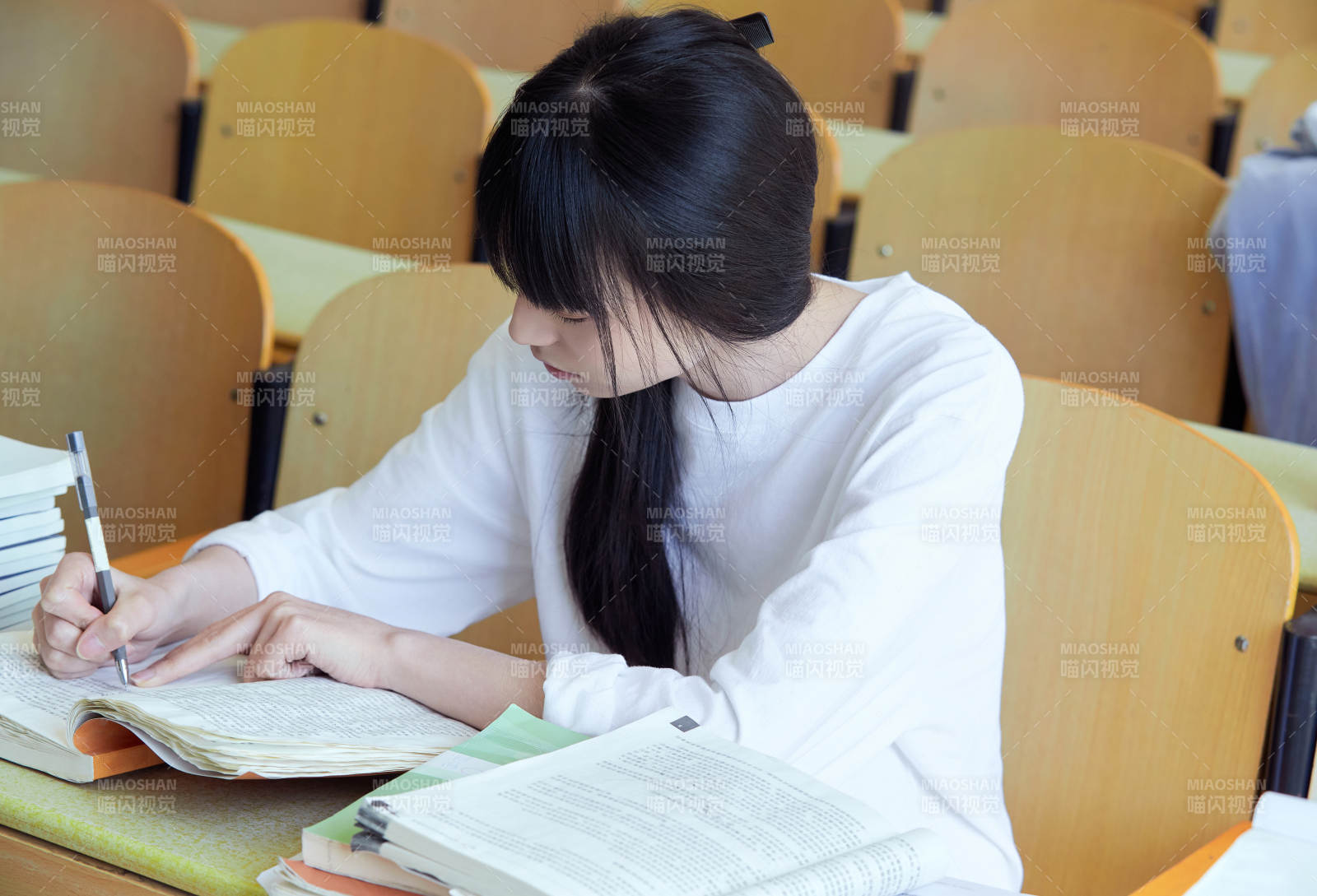 教室里努力看书学习备战高考的学生