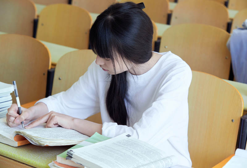 教室里努力看书学习备战高考的学生