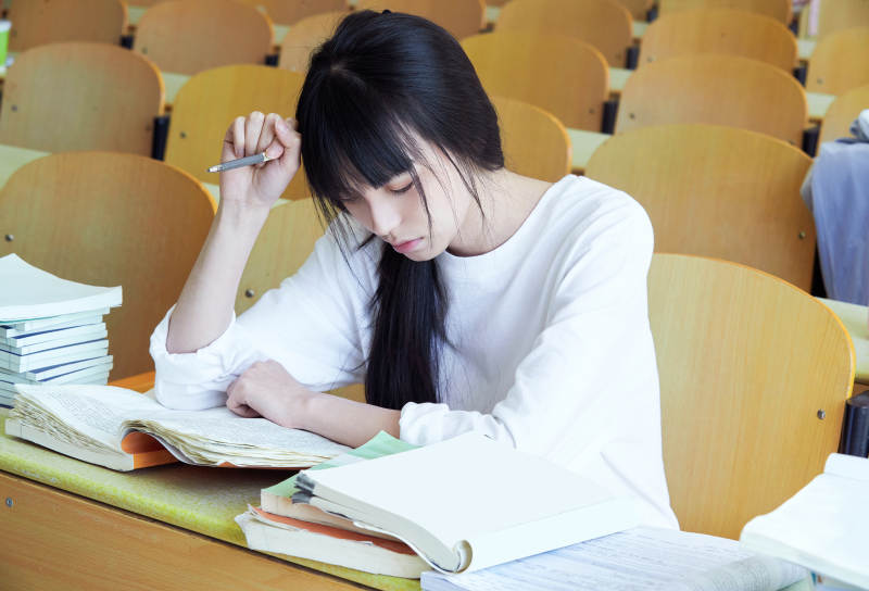 教室里努力看书学习备战高考的学生