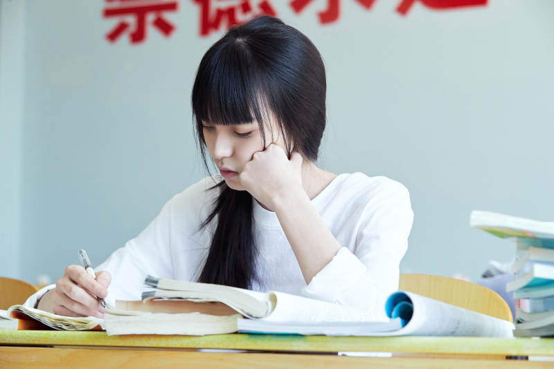教室里努力看书学习备战高考的学生