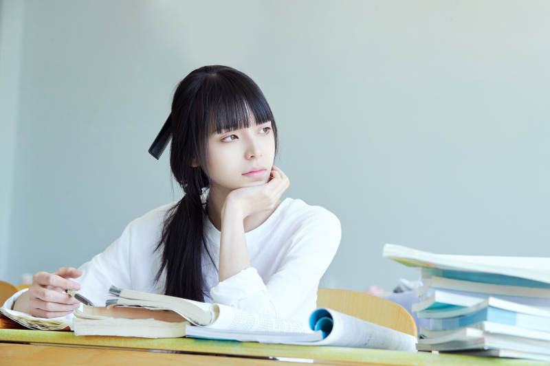 教室里努力看书学习备战高考的学生