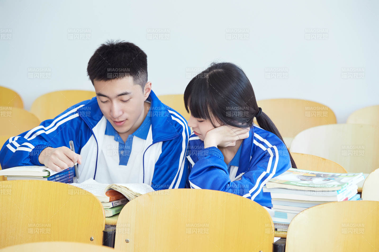 教室里努力看書(shū)學(xué)習(xí)備戰(zhàn)高考的高中生