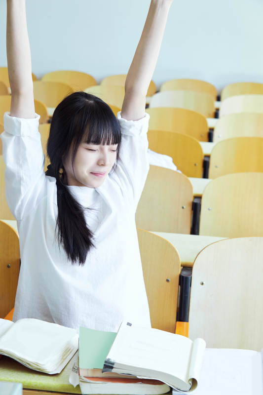 教室里努力看书学习备战高考的学生