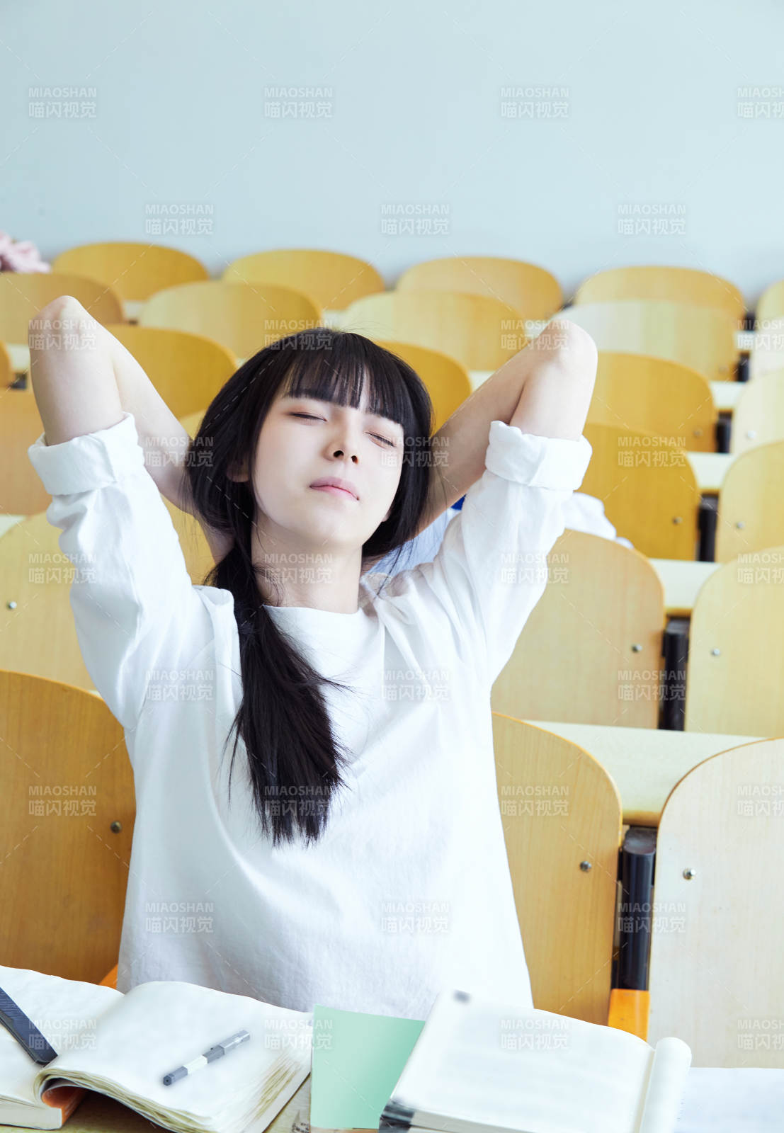 教室里努力看書學習備戰高考的學生