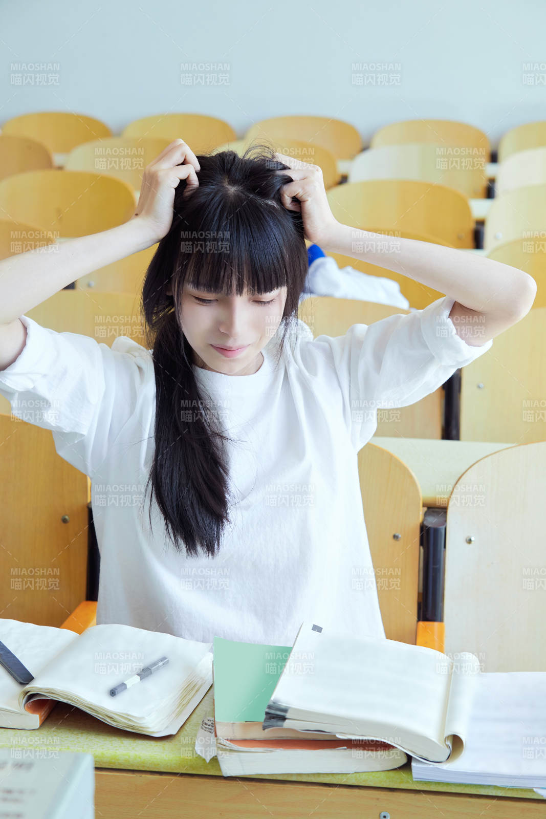 教室里努力看书学习备战高考的学生