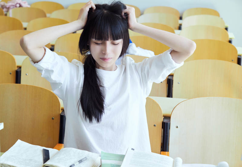 教室里努力看书学习备战高考的学生