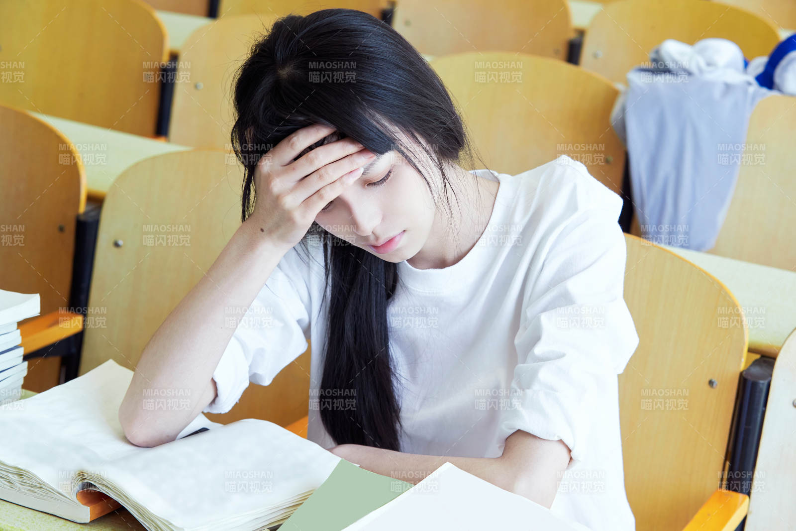 教室里努力看書學習備戰高考的學生