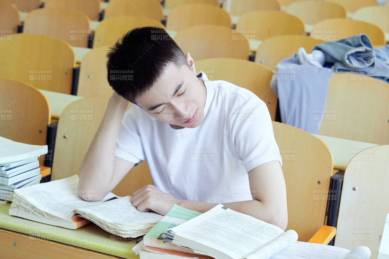 教室里努力看書學(xué)習(xí)備戰(zhàn)高考的學(xué)生