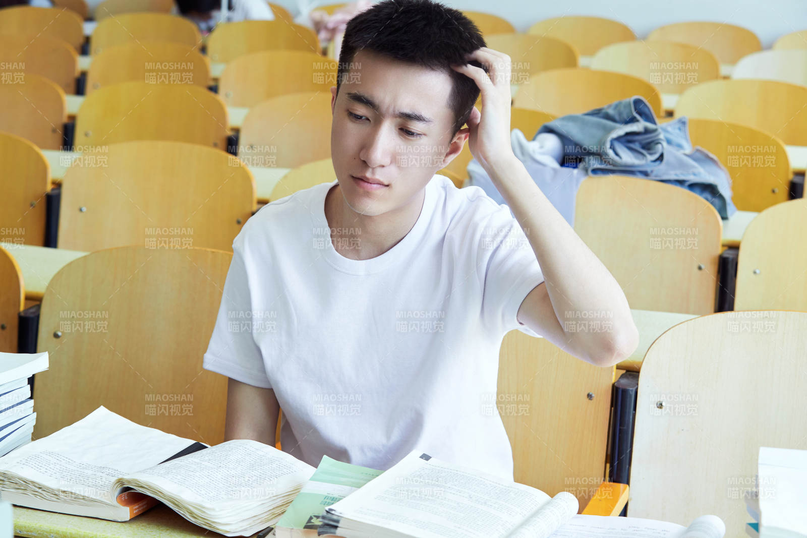 教室里努力看書(shū)學(xué)習(xí)備戰(zhàn)高考的學(xué)生