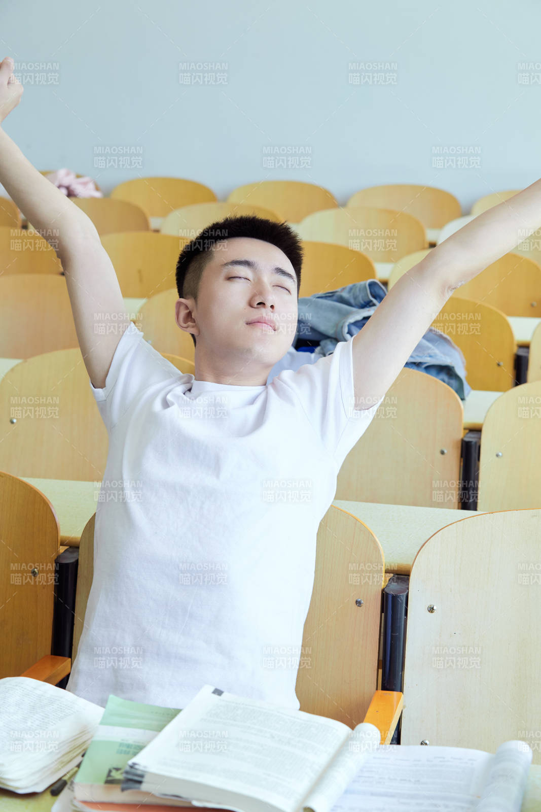 教室里努力看书学习备战高考的学生