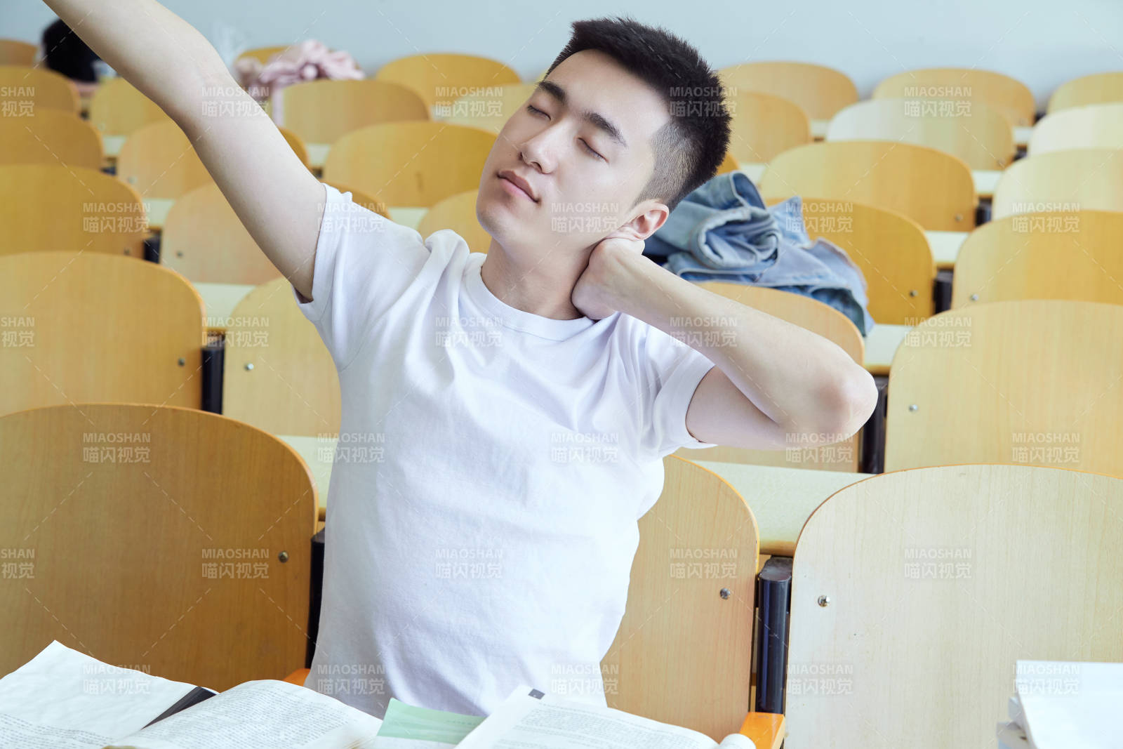 教室里努力看书学习备战高考的学生