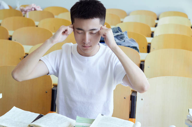 教室里努力看书学习备战高考的学生