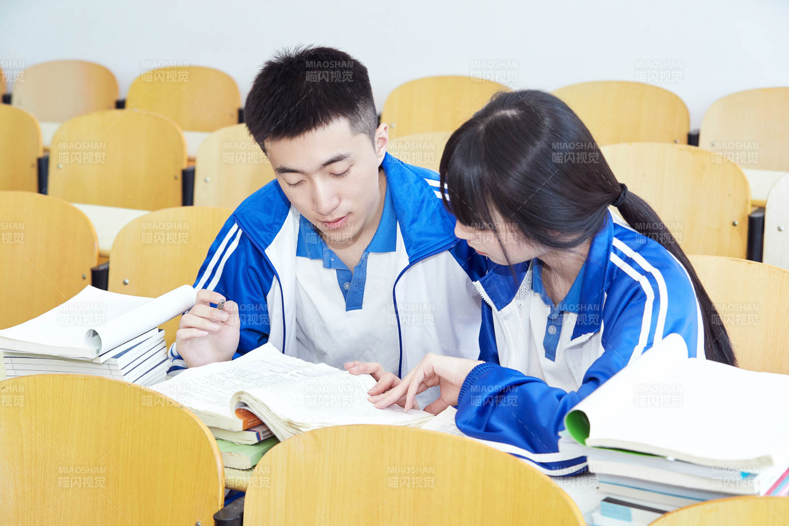 教室里努力看書學習備戰高考的高中生