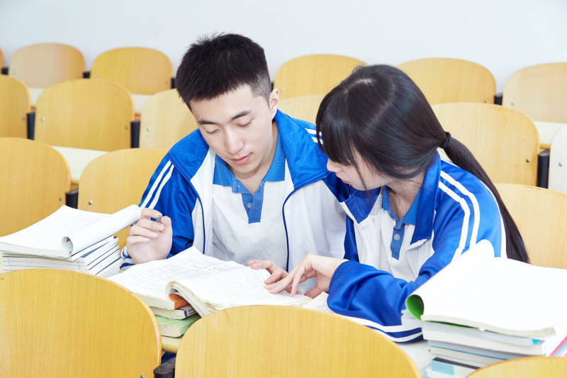 教室里努力看书学习备战高考的高中生