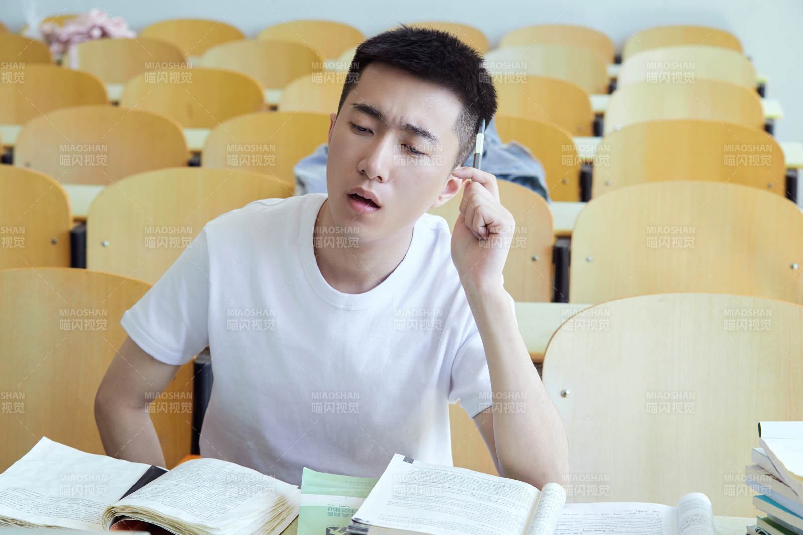 教室里努力看書學(xué)習(xí)備戰(zhàn)高考的學(xué)生