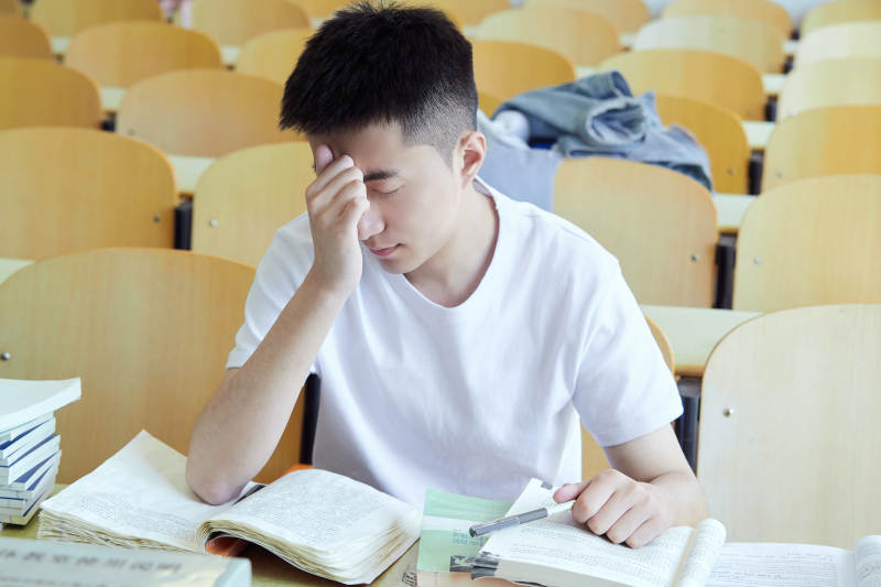 教室里努力看书学习备战高考的学生