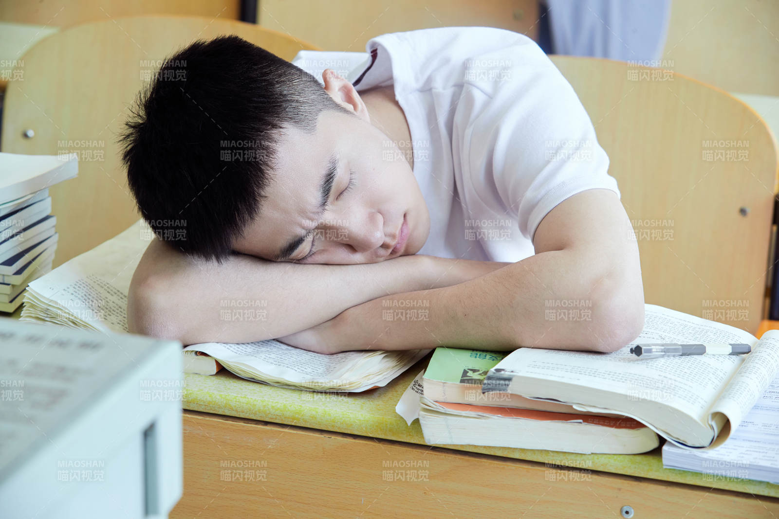 教室里努力看书学习备战高考的学生