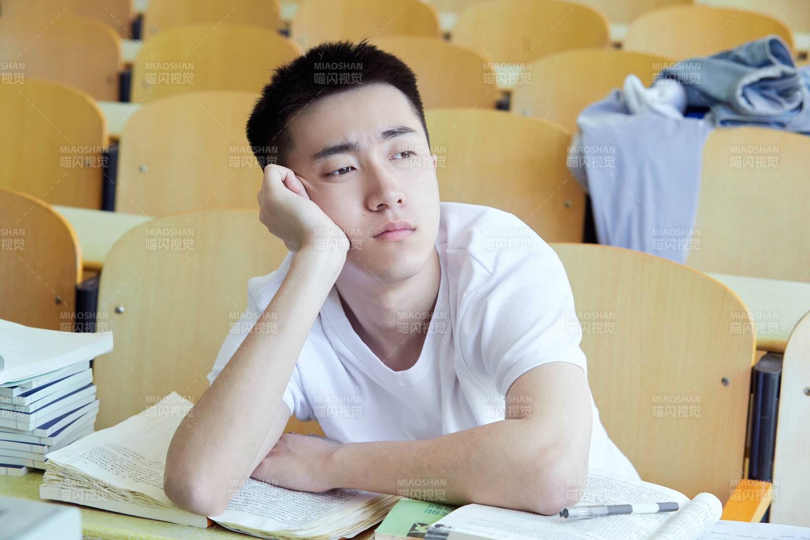 教室里努力看書學習備戰高考的學生