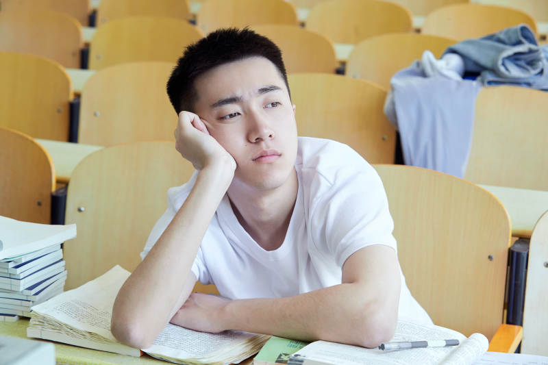 教室里努力看书学习备战高考的学生