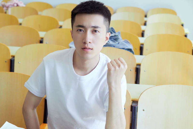 大学自习室相嬉戏玩闹青年情侣