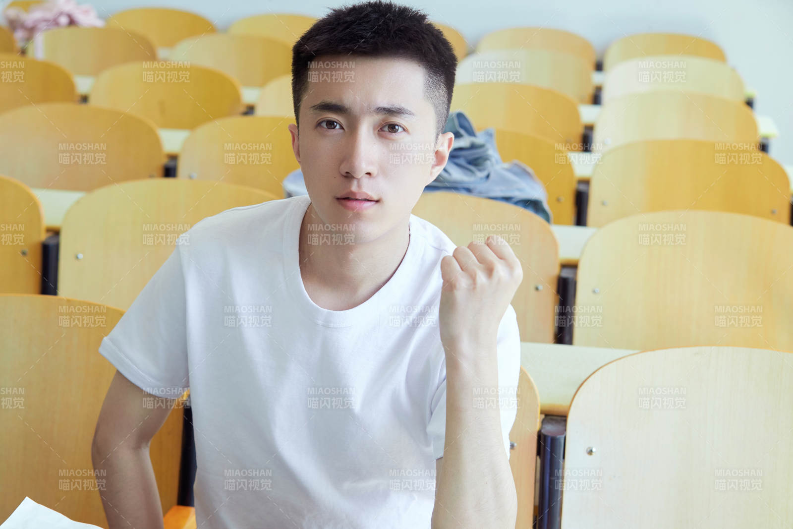 大學(xué)自習(xí)室相嬉戲玩鬧青年情侶