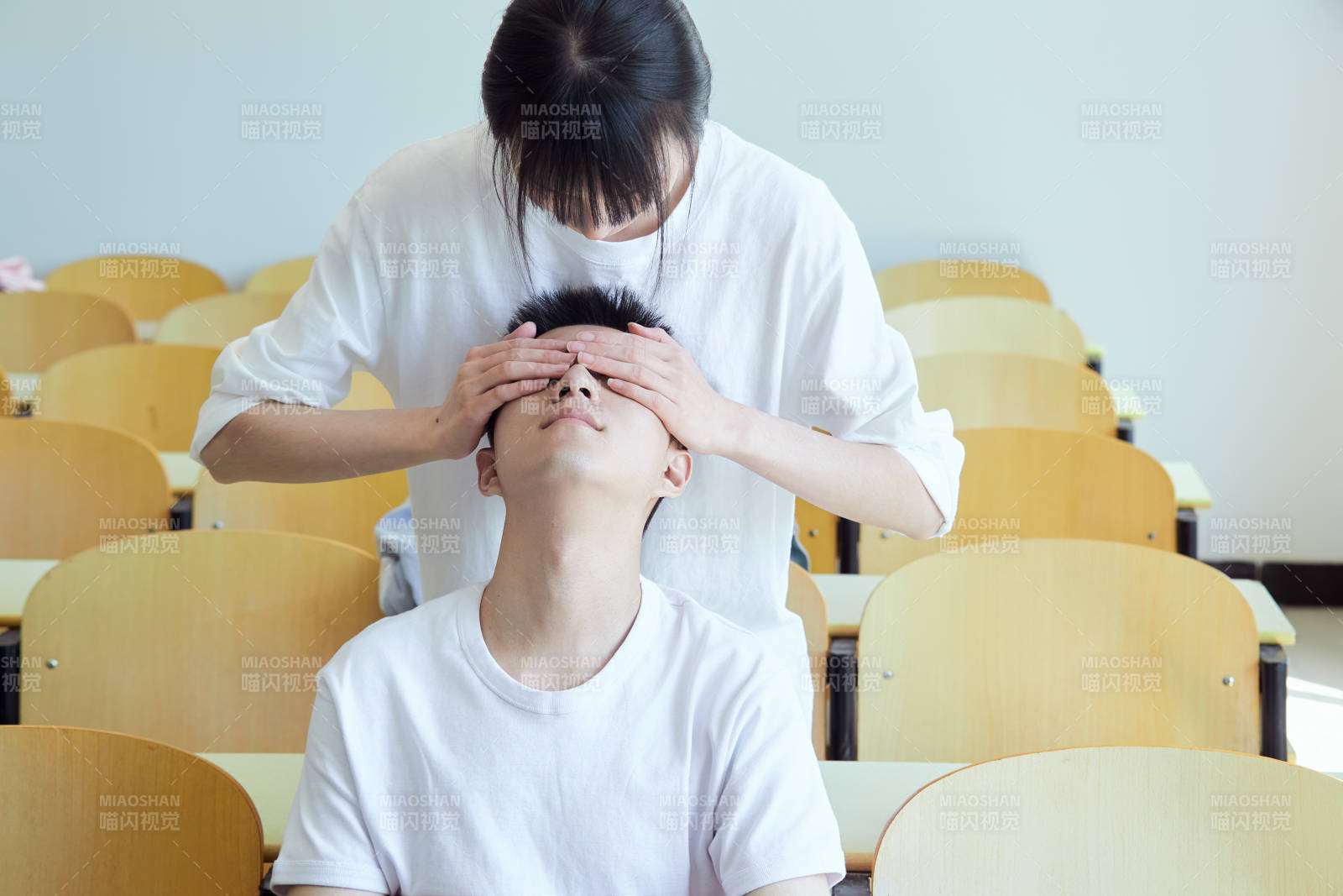 大學自習室相嬉戲玩鬧青年情侶