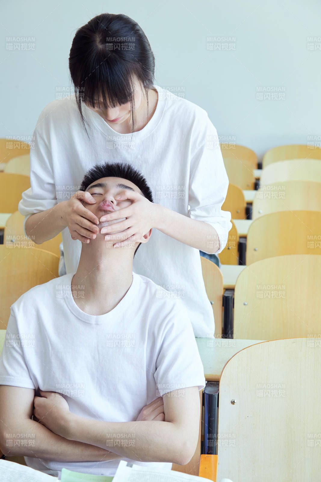 大學自習室相嬉戲玩鬧青年情侶